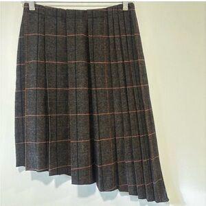 Kipp Classic & trendy pleated plaid skirt in rich chocolate brown tone. Size 10